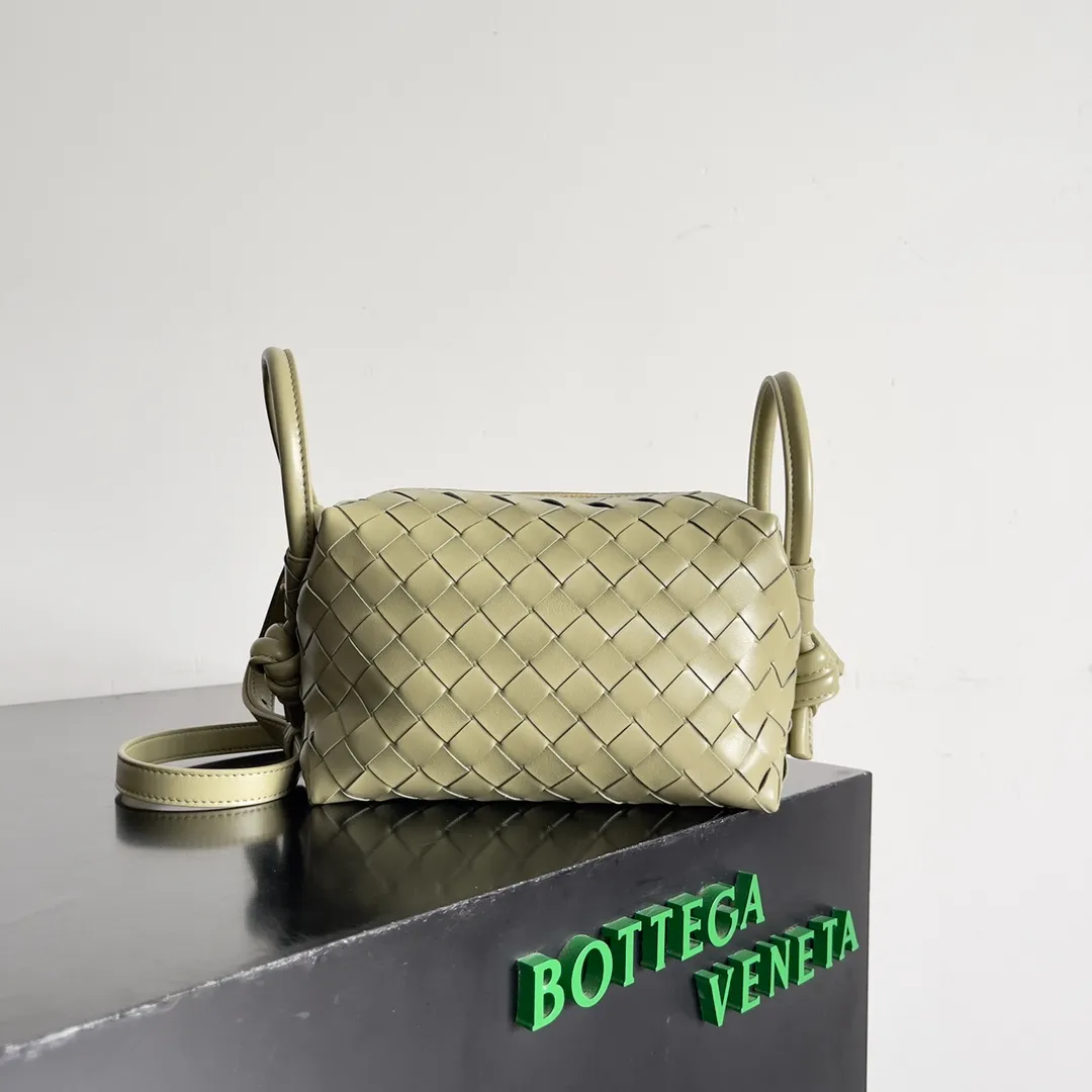 Batch 1360 BOTTEGA VENETA 2024 new loop is here! ! Many girls who like BV have owned the Loop bag. It has a simple appearance, classic weaving, and a compact and lightweight bag shape. This innovation continues the "camera bag" shape. Unlike the traditional Loop bag, which can only be worn as a crossbody bag, this innovation It can be carried by hand or cross-body, satisfying both the concave shape and daily needs. The oversized buckle can be folded and used as a handle. The sultry heat in summer ☀️ usually reduces people's desires. Having a lightweight bag will greatly enhance the happiness of traveling🫧 Style number: 796615 Size: 19*12*9cm